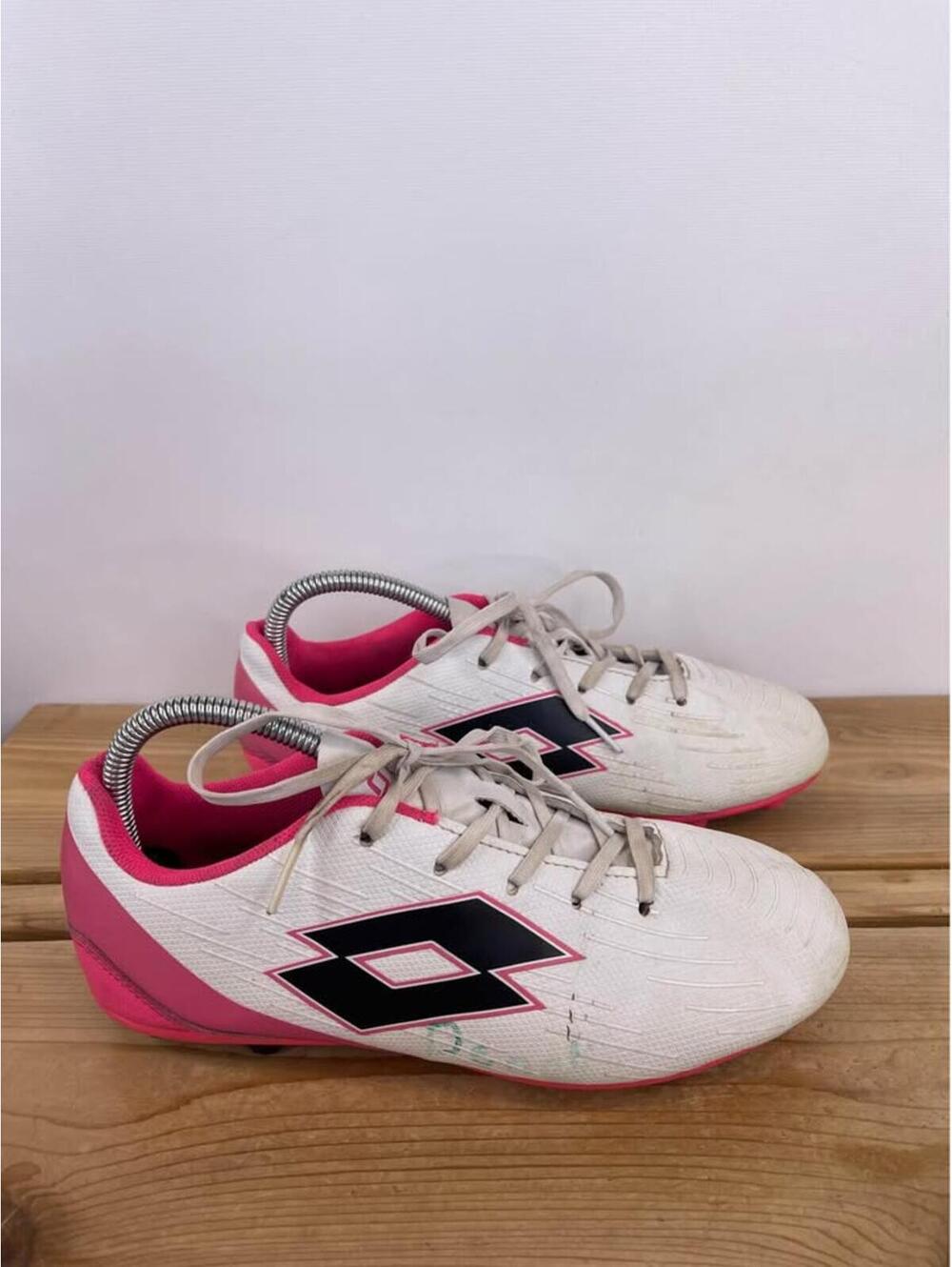 Lotto Nepoplitan WW Youth Soccer Cleats – Size 6W
